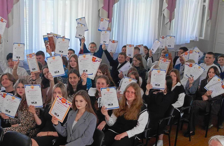 Торжественные линейки, посвященные окончанию учебного года.